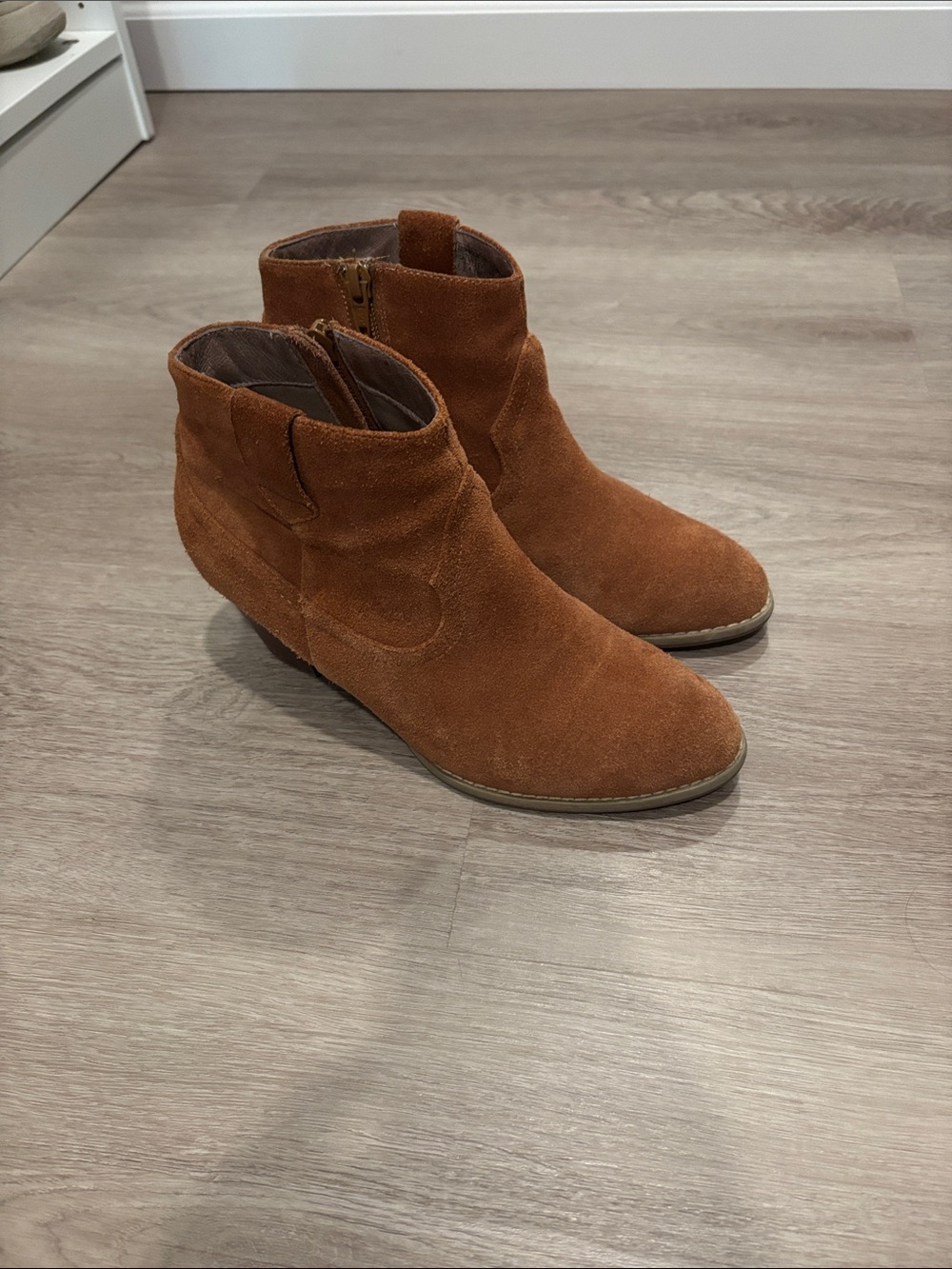 Vionic 6 Suede Ankle Boots